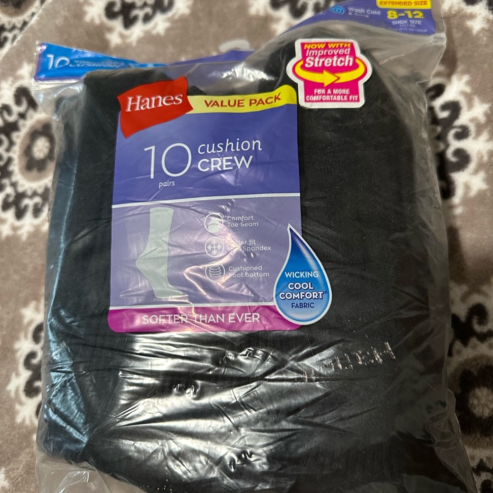 10 pack Women’s Hanes crew socks.
